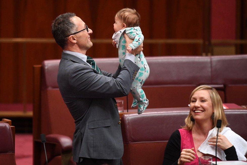 Australská senátorka Larissa Watersová kojila svou dceru Aliu Joy v červnu 2017 přímo v Senátu