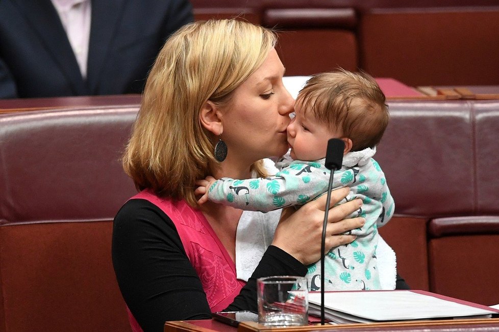 Australská senátorka Larissa Watersová kojila svou dceru Aliu Joy v červnu 2017 přímo v Senátu