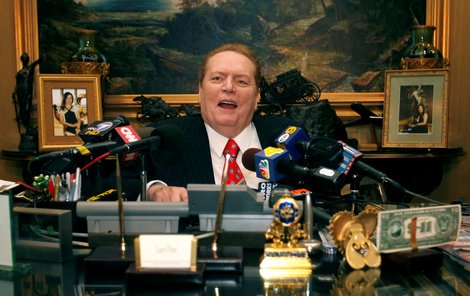 Ve věku 78 let zemřel zakladatel pornografického časopisu Hustler Larry Flynt mladší, (11.02.2021)