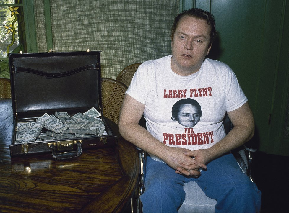 Ve věku 78 let zemřel zakladatel pornografického časopisu Hustler Larry Flynt mladší, (11.02.2021)