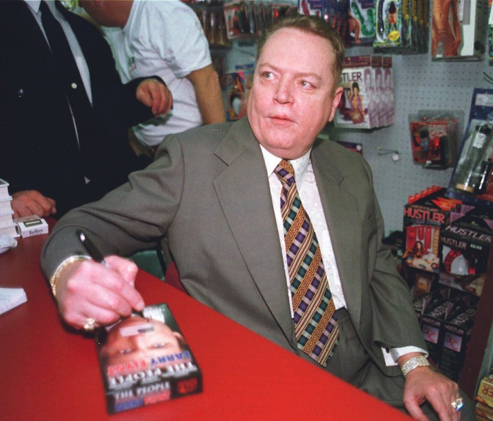 Ve věku 78 let zemřel zakladatel pornografického časopisu Hustler Larry Flynt mladší, (11.02.2021)