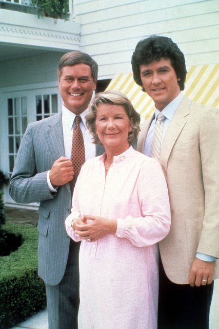 Larry Hagman (Džejár), Patrick Duffy (Boby) a herečka Barbara Bel Geddes, která hrála Džejárovu a Bobovu matku