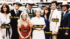 Zleva: Linda Grayová (69), Larry Hagman (78), Charlene Tiltonová (51), Jim Davis (†71), Barbara Bel Geddesesová (†82), Victoria Principalová (60), Patrick Duffy (60) a Steve Kanaly (64)