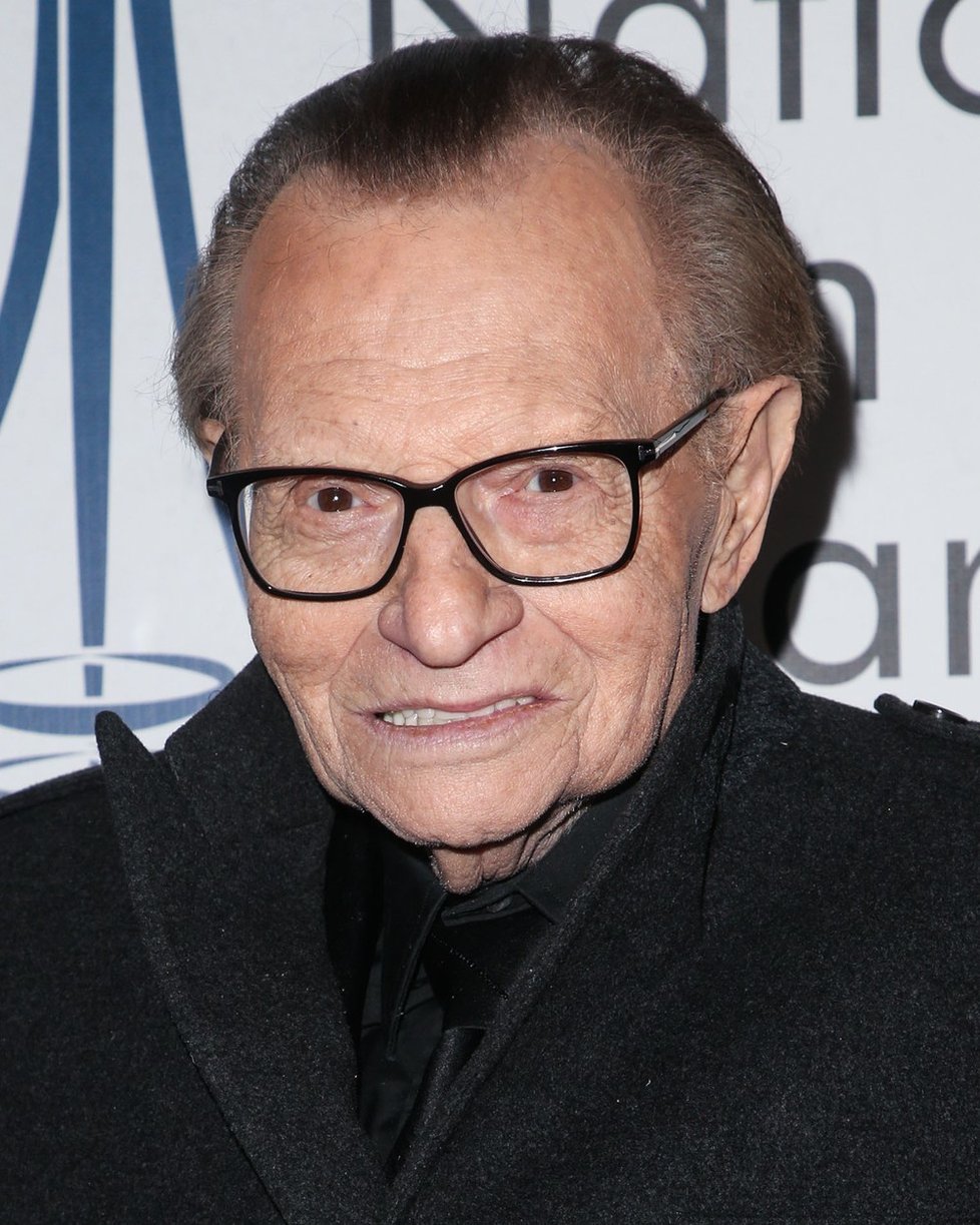 Moderátor Larry King chytil před svou smrtí covid.