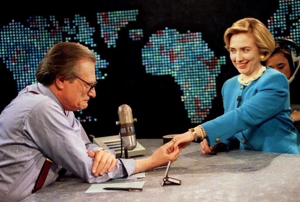 Hillary Clintonová předvádí Kingovi snubní prsten, 1994.