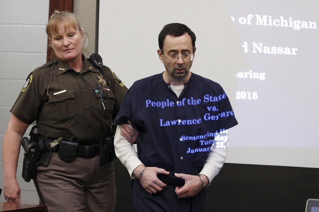 Larry Nassar přichází do soudní síně