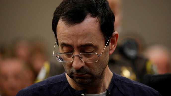 Lékař Larry Nassar obtěžoval mladé gymnastky a jeho chování bylo vedením gymnastického výboru zametáno pod koberec.