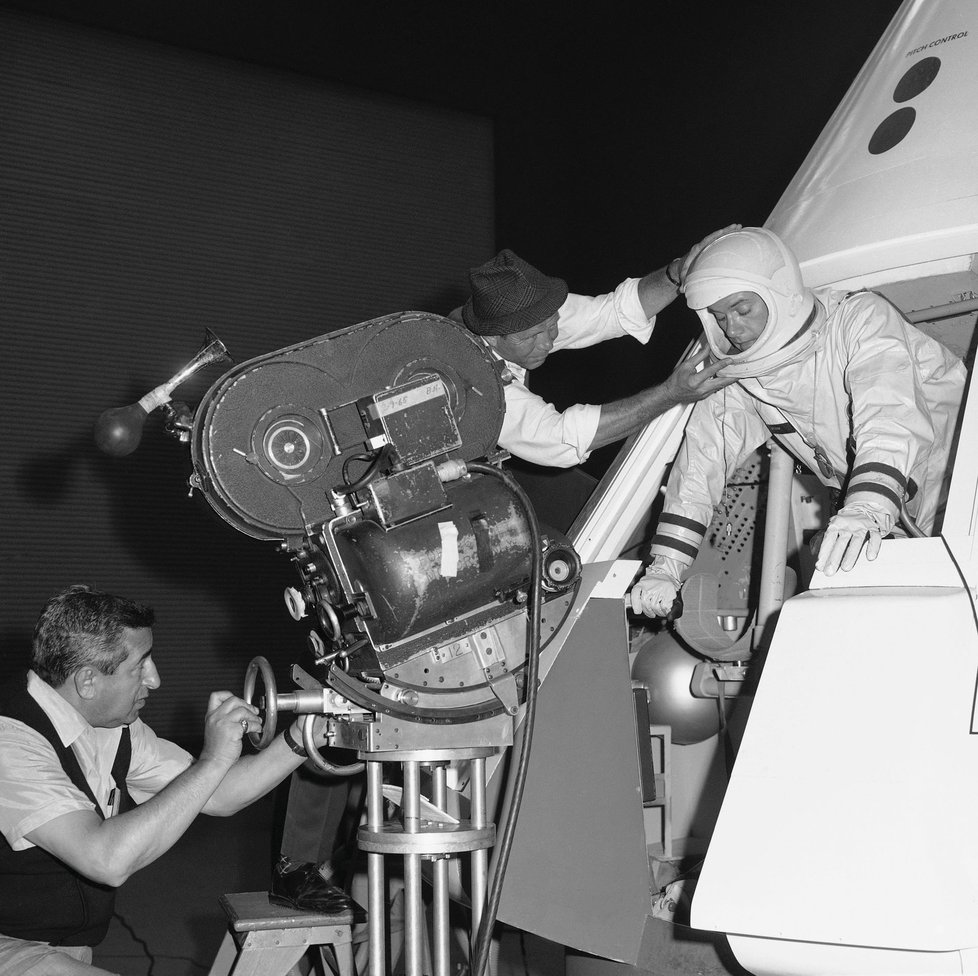 První velký úspěch slavil díky sci-fi seriálu o astronautovi, kterému pomáhá půvabná džinka.