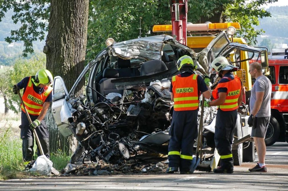 Mladý řidič (†23) najel mezi Krnovem a obcí Láryšov na Bruntálsku do stromu. Na místě zemřel.