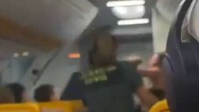 Zápasnice MMA se porvala v letadle s policií.