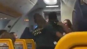 Zápasnice MMA se porvala v letadle s policií.