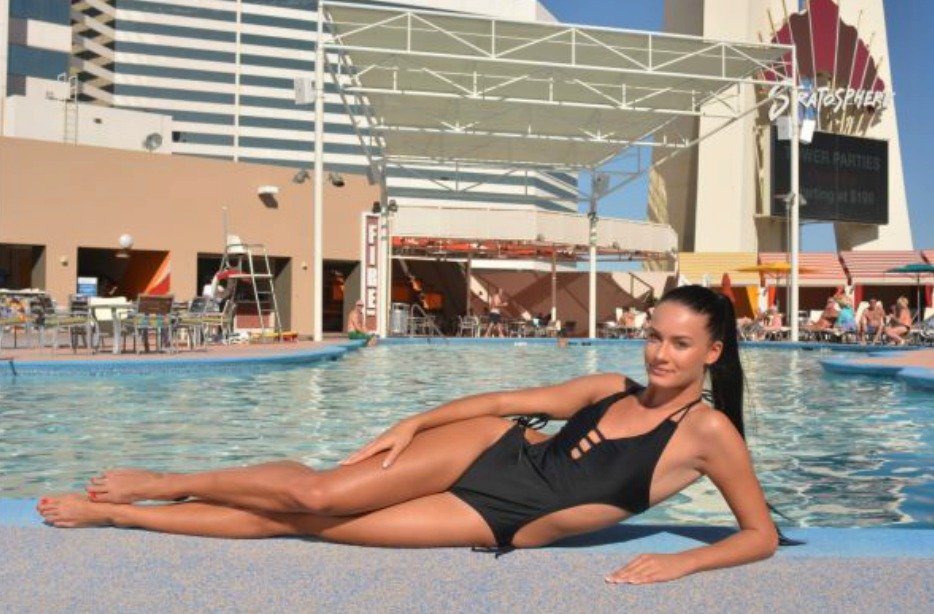Sexy fotky slovenské modelky Báry Olejníkové vznikly u hotelu Stratosphere.