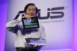 Tablet od Asusu se jmenuje Transformer a lze snadno změnit na notebook.