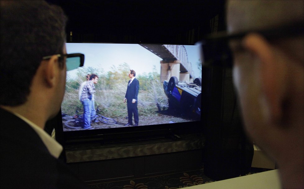 Návštěvníci sledují 3D televizor s úhlopříčkou neuvěřitelných 92 palců (230cm)! Výrobce je Mitsubishi