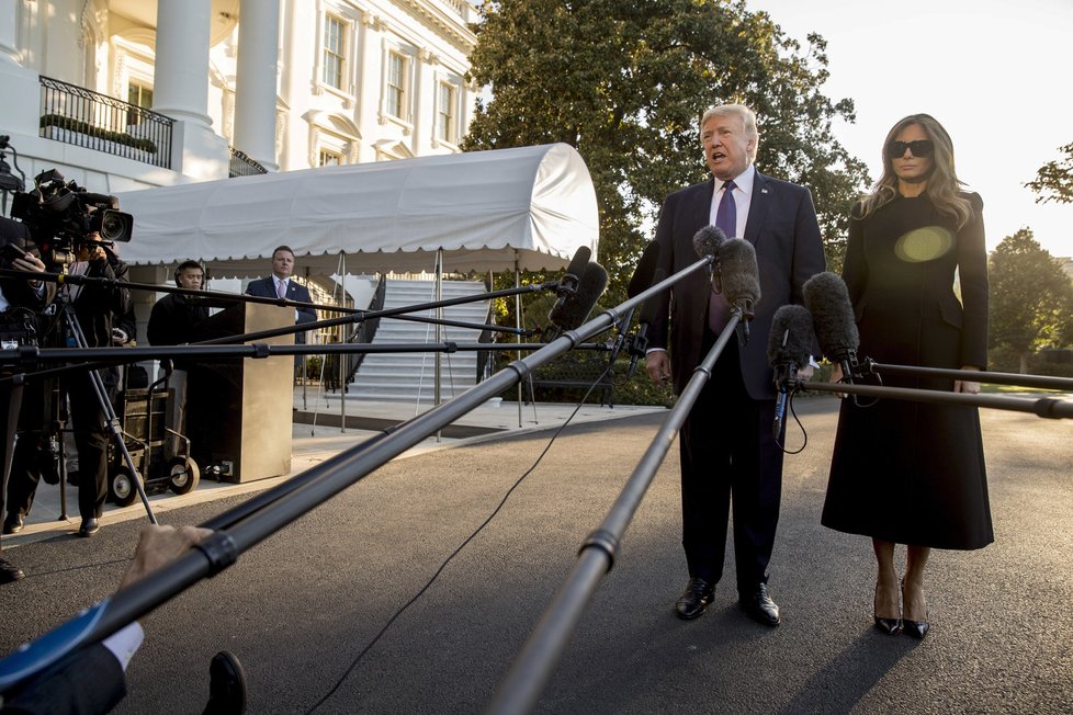 Americký prezident Donald Trump s manželkou Melanií vyrazil po masakru na countryovém koncertě do Las Vegas.