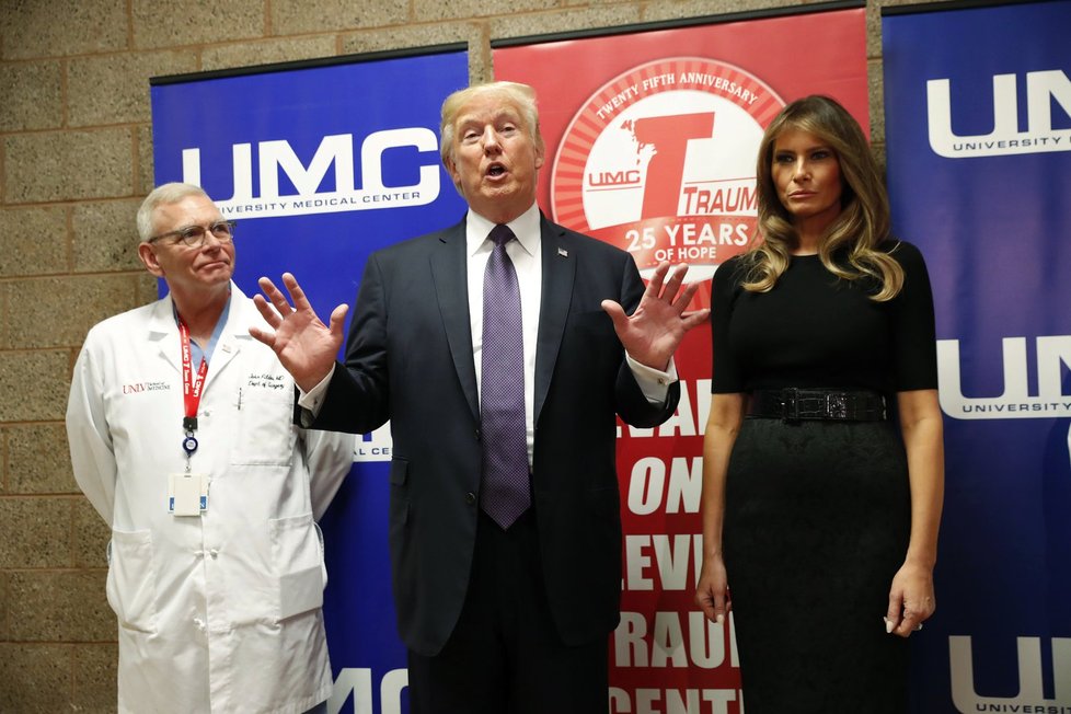 Donald Trump s manželkou Melanií na místě masakru v Las Vegas: Zavítali do trauma centra v univerzitním lékařském středisku.