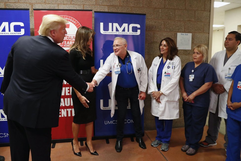 Donald Trump s manželkou Melanií na místě masakru v Las Vegas: Zavítali do traumacentra v univerzitním lékařském středisku.