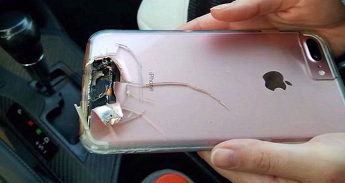 Ženě zachránil při masakru v Las Vegas život růžový iPhone, který zastavil vypálenou kulku.