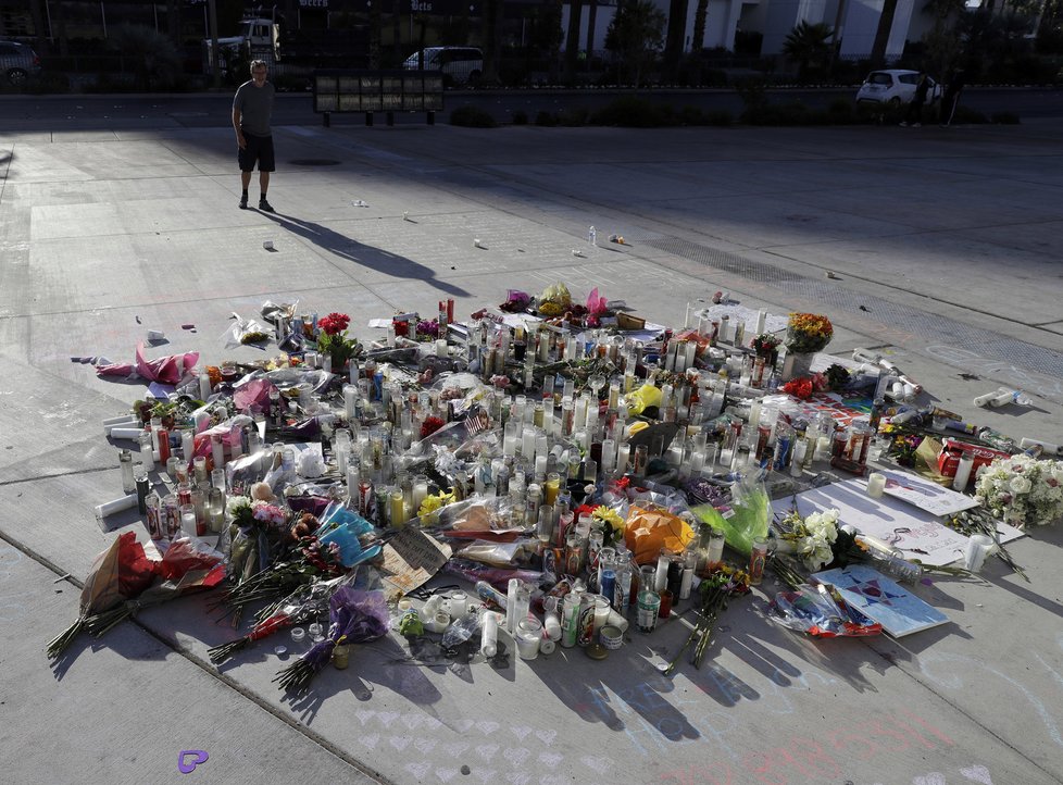 Smutek za oběti masakru v Las Vegas
