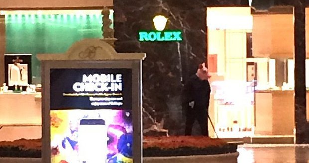 Muž v masce prasete střílel v Las Vegas: Slavné kasino Bellagio v obležení policistů