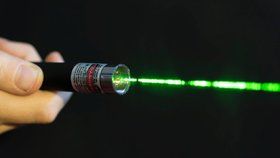 Otec se synem obtěžovali s laserovým ukazovátkem piloty nedalekého letiště.