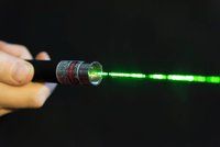 Otec se synem oslepovali z legrace laserem piloty. Hrozí jim pokuta až 15 milionů