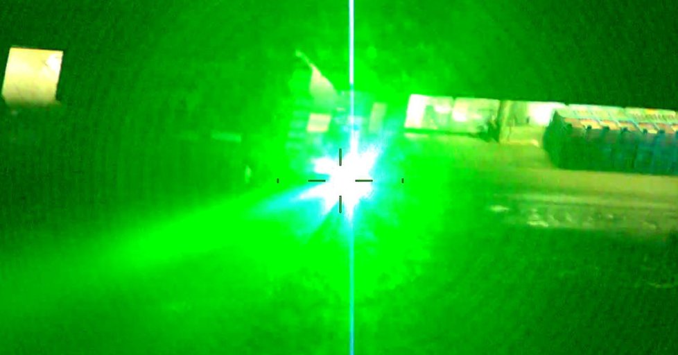 Cizinec piloty oslnil silným zeleným laserem.