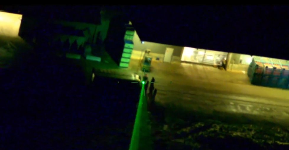 Cizinec piloty oslnil silným zeleným laserem.