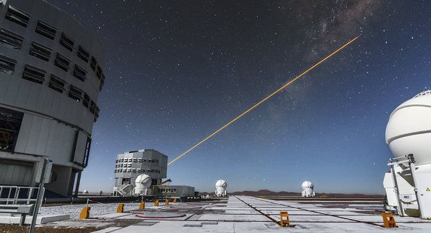 Zábava astronomů? Střílet laserem do oblohy!