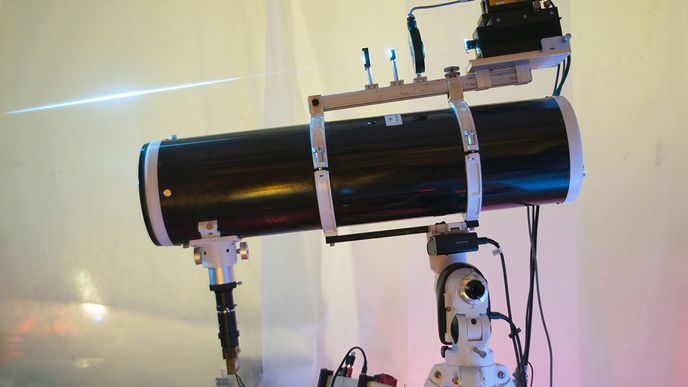 DALKOVÉ ODMINOVÁNÍ. Laserový skener, který je naladěn na vyhledávání jemného záření bakteriálních kolonií žijících nad minami.