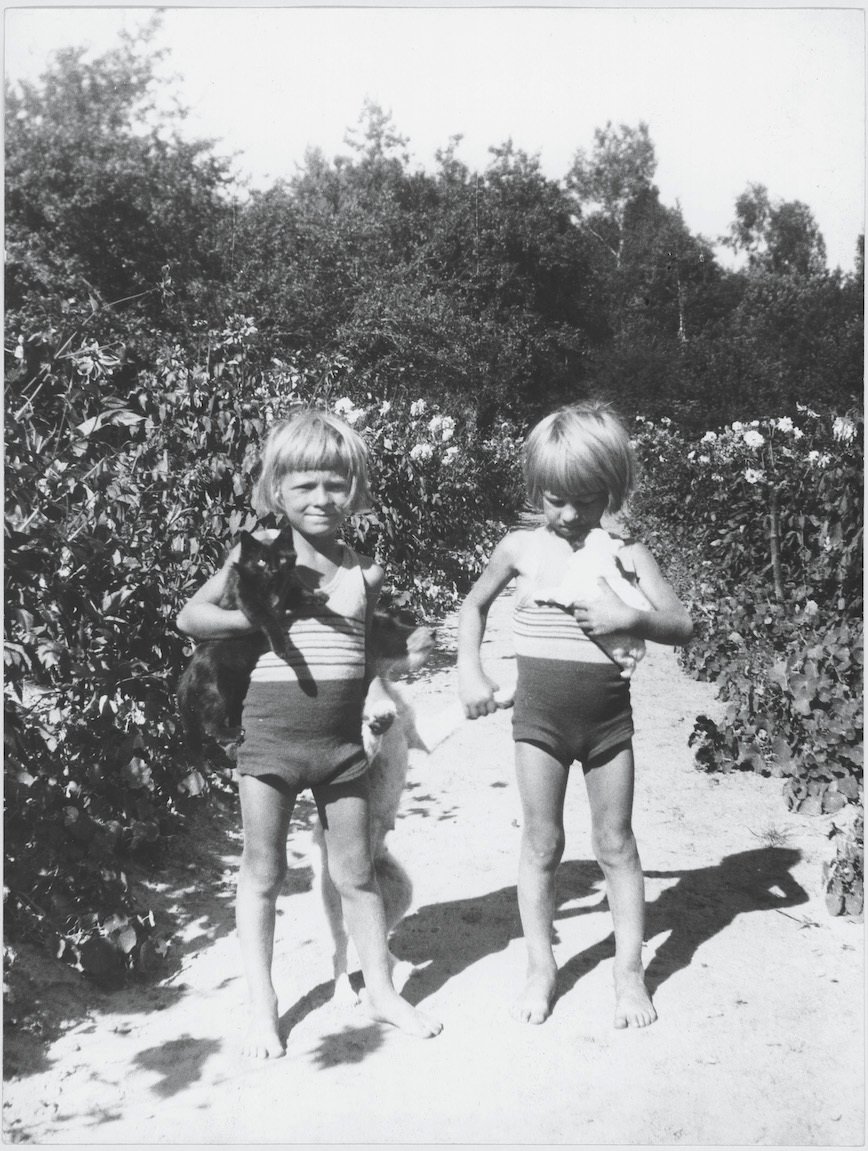 Belmondo se svým bratrem Alainem v rocce 1941.