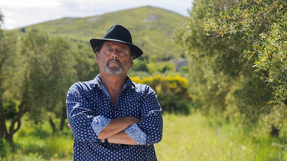 Jean Reno při natáčení filmu Moje léto v Provence z roku 2014.