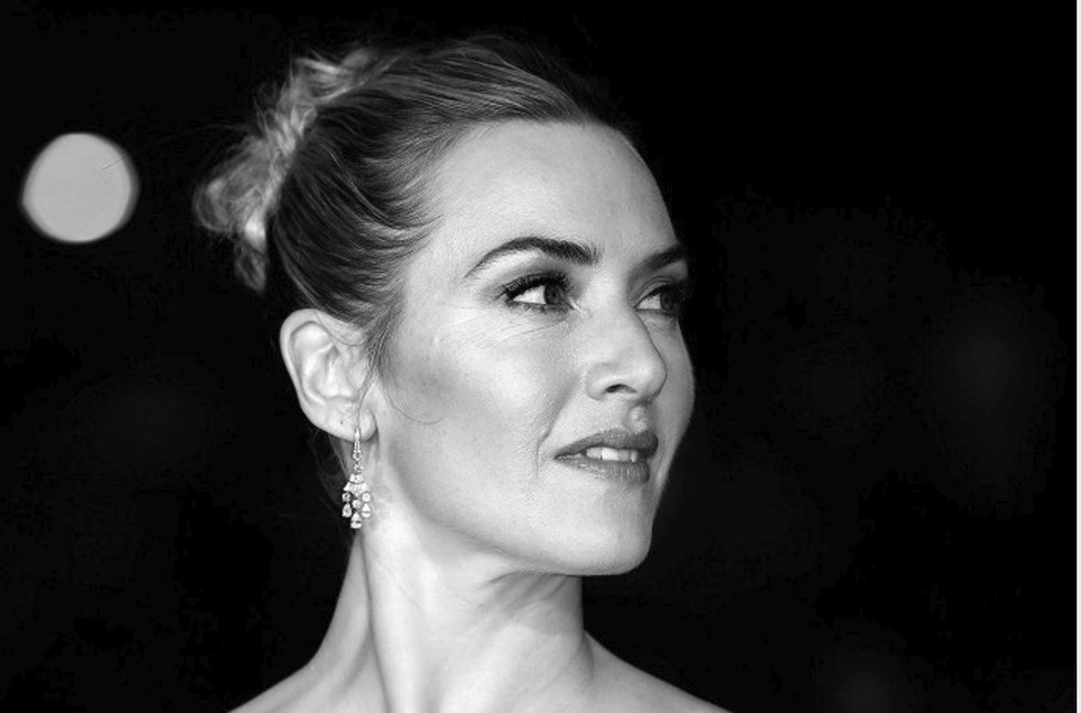 Kate Winslet si nepotrpí na retuše a úpravy fotografií, vrásky jí jsou jedno, stejně tak neřeší velikosti svých šatů.