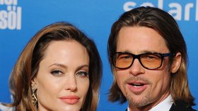 V době, kdy ještě Brad Pitt žil s Angelinou Jolieovou. Jako pár byli nádherní a zdálo se, že jsou nerozluční. Nebyli, v roce 2016 se rozvedli.