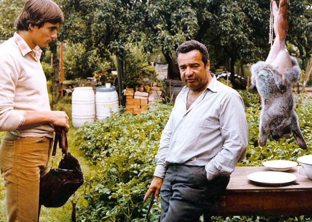 Menšík dokázal skvěle zahrát komediální roli s nádechem dramatičnosti. Zde ve filmu Když rozvod, tak rozvod z roku 1982, kde hraje otce dvou dcer.