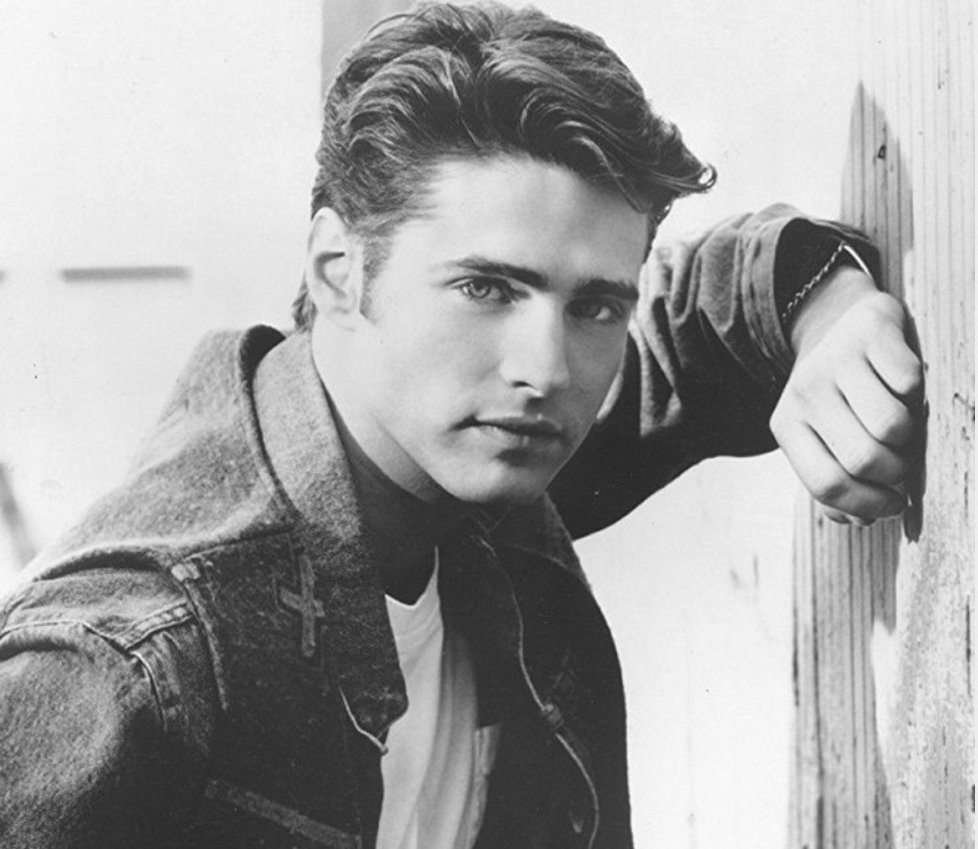 Jasonovi bylo v době natáčení seriálu Beverly Hills 90210 už 21 let, ale hrál v něm šestnáctiletého teenagera. Stal se americkým vzorem pro většinu dívek.