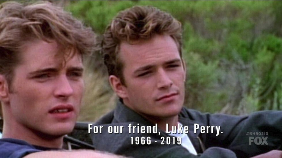 Luke Perry (vpravo) zemřel letos na jaře na mozkovou mrtvici. Původně se měl samozřejmě objevit i v nové řadě Beverly Hills 90210.