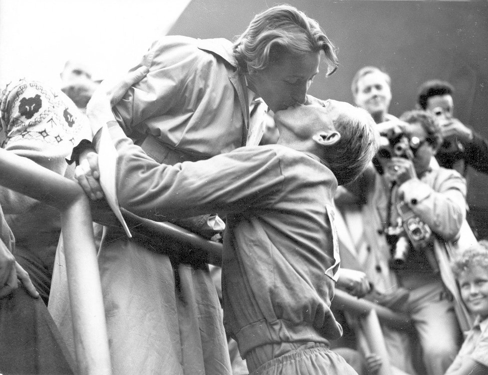 Legendární polibek lásky v roce 1952 na olympijských hrách v Helsinkách.