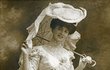 Hana Podolská v roce 1907 v bílých šatech a se slunečníkem.