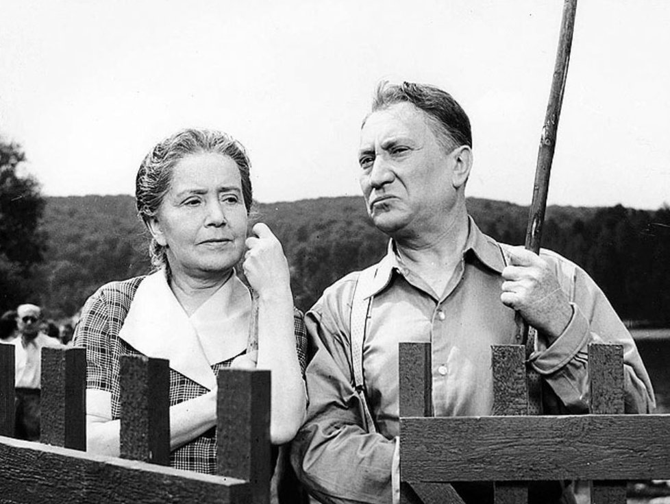 Dovolená s Andělem z roku 1952. Jaroslav Marvan s herečkou Růženou Šlemrovou.