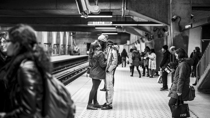 Emocemi nabité snímky zamilovaných na veřejných místech
