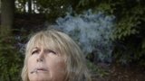 Trailer: Balzerová jako dealerka drog kouří trávu