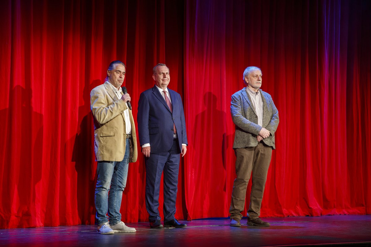 Diváky vítali producent Oldřich Lichtenberg, rektor Univerzity Karlovy Tomáš Zima a režisér Zdeněk Zelenka.