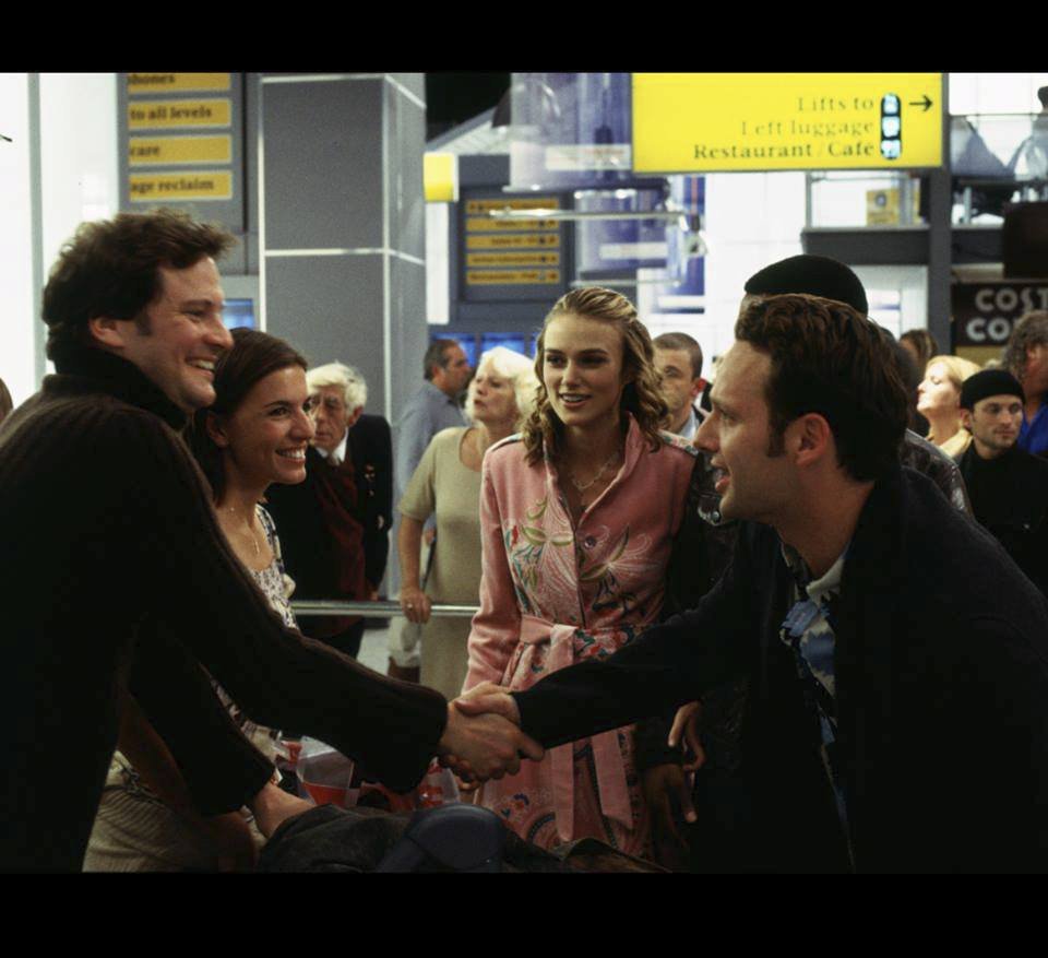 Snímek z konce filmu, kdy se spisovatel Jamie vrací po svatbě s Aurelií.