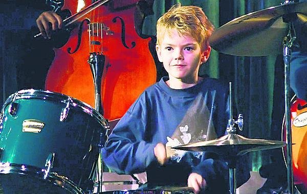 Jako malý Sam se ve filmu naučil hrát kvůli své lásce na bicí.