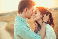 Hubnutí a oxytocin: Proč se zamilovaným a spokojeným lidem hubne líp?
