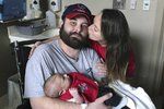 Muž s rakovinou počkal se smrtí až po narození syna: Kdybych nebyla těhotná, zemře mnohem dříve