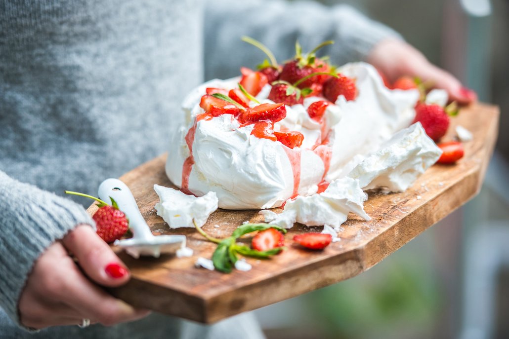 Dort Pavlova můžete podávat se šlehačkou nebo citronovým krémem lemon curt, který sladkost korpusu krásně vyváží