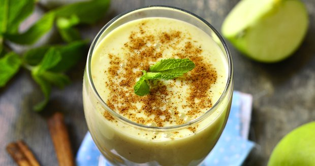 Lassi je tradiční indický, respektive ayurvédský nápoj. Vyrábí se z jogurtu smíchaného s vodou a se špetkou koření. V teplých dnech výborně osvěží.