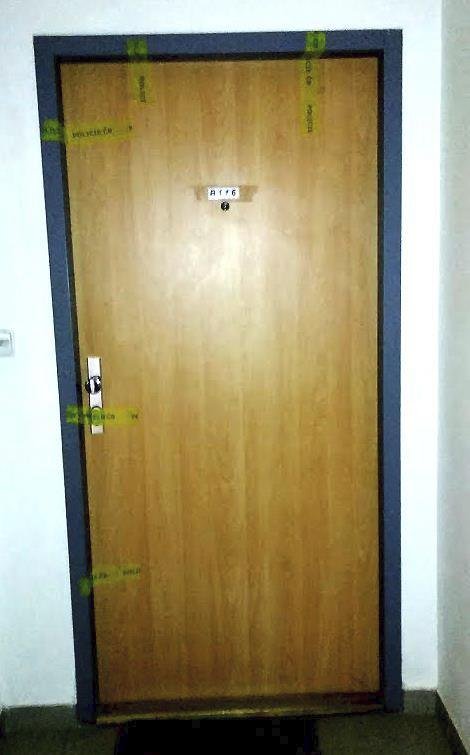 Soused zveřejnil na Facebooku zapečetěné dveře do hercova bytu.